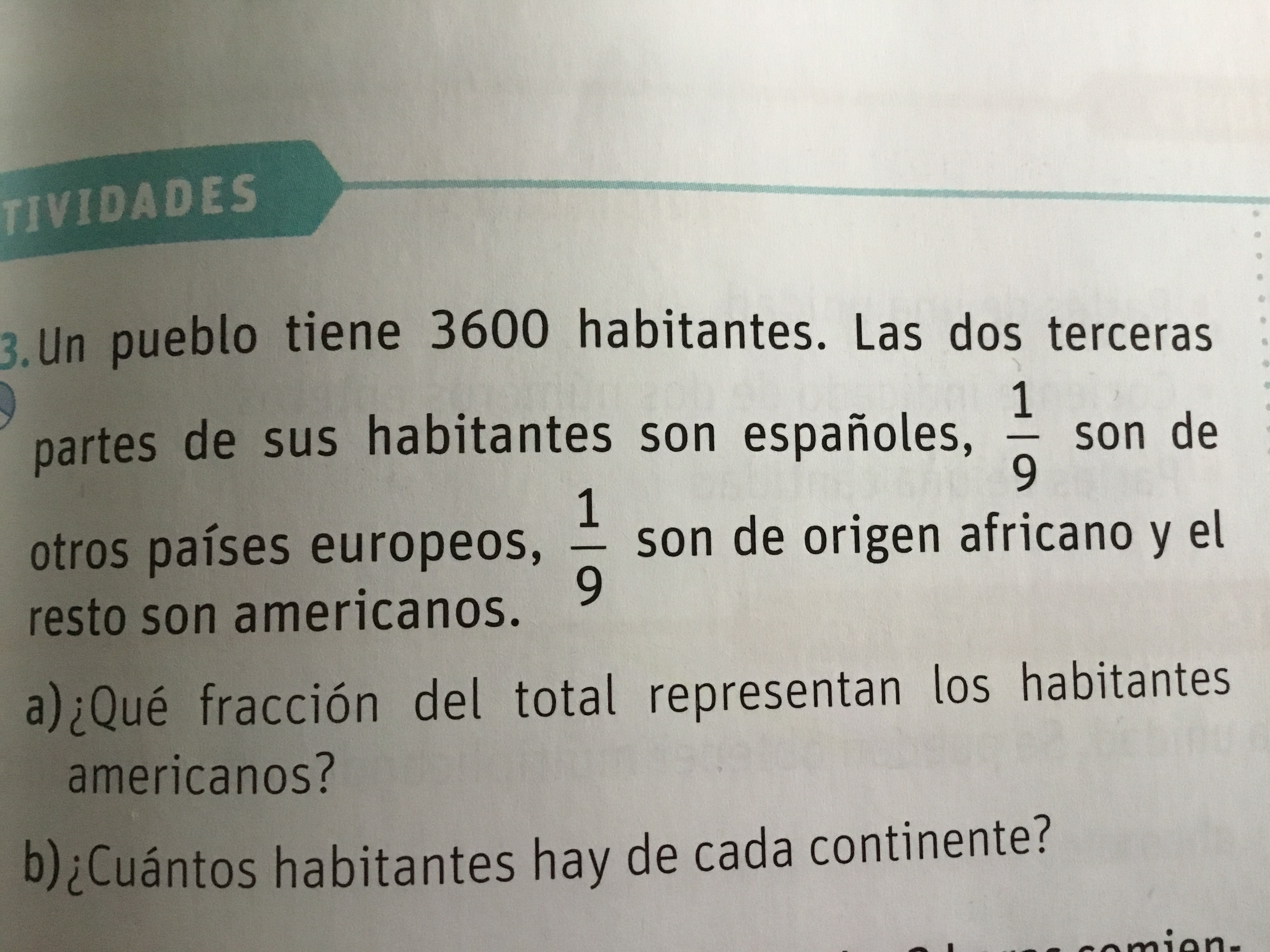 un pueblo tiene 3600 habitantes. Las dos terceras partes de sus habitantes son españoles, 1/9 son de otros países europeos, 1/9 son de origen africano y el resto son americanos. 